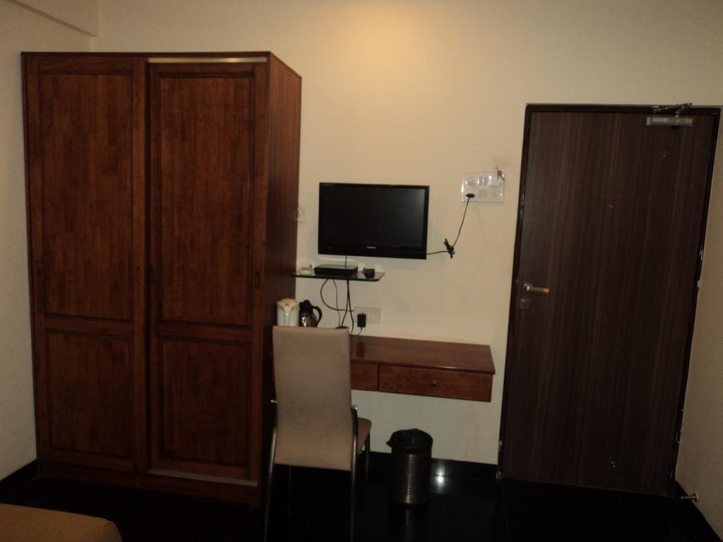 Hotel Q Deck Mumbai Room photo