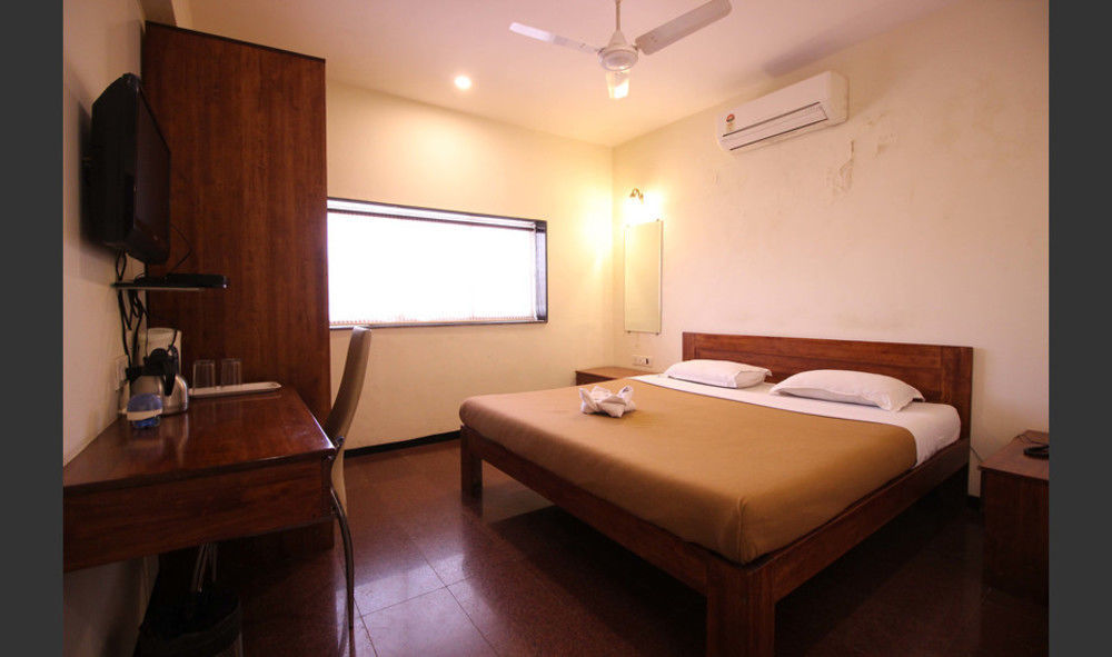 Hotel Q Deck Mumbai Exterior photo