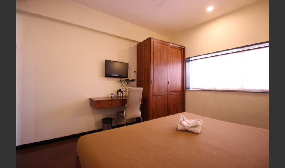 Hotel Q Deck Mumbai Exterior photo