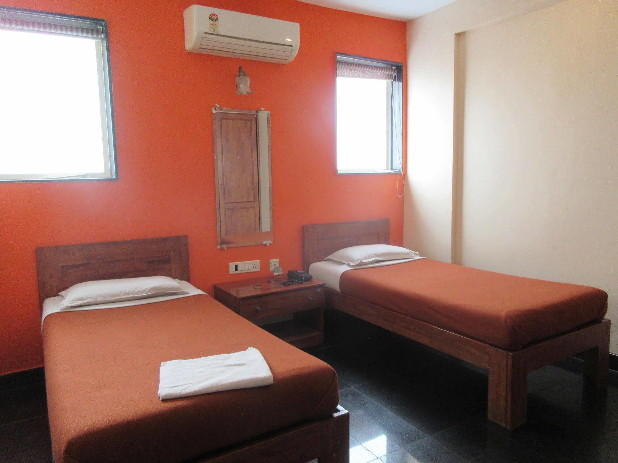 Hotel Q Deck Mumbai Exterior photo
