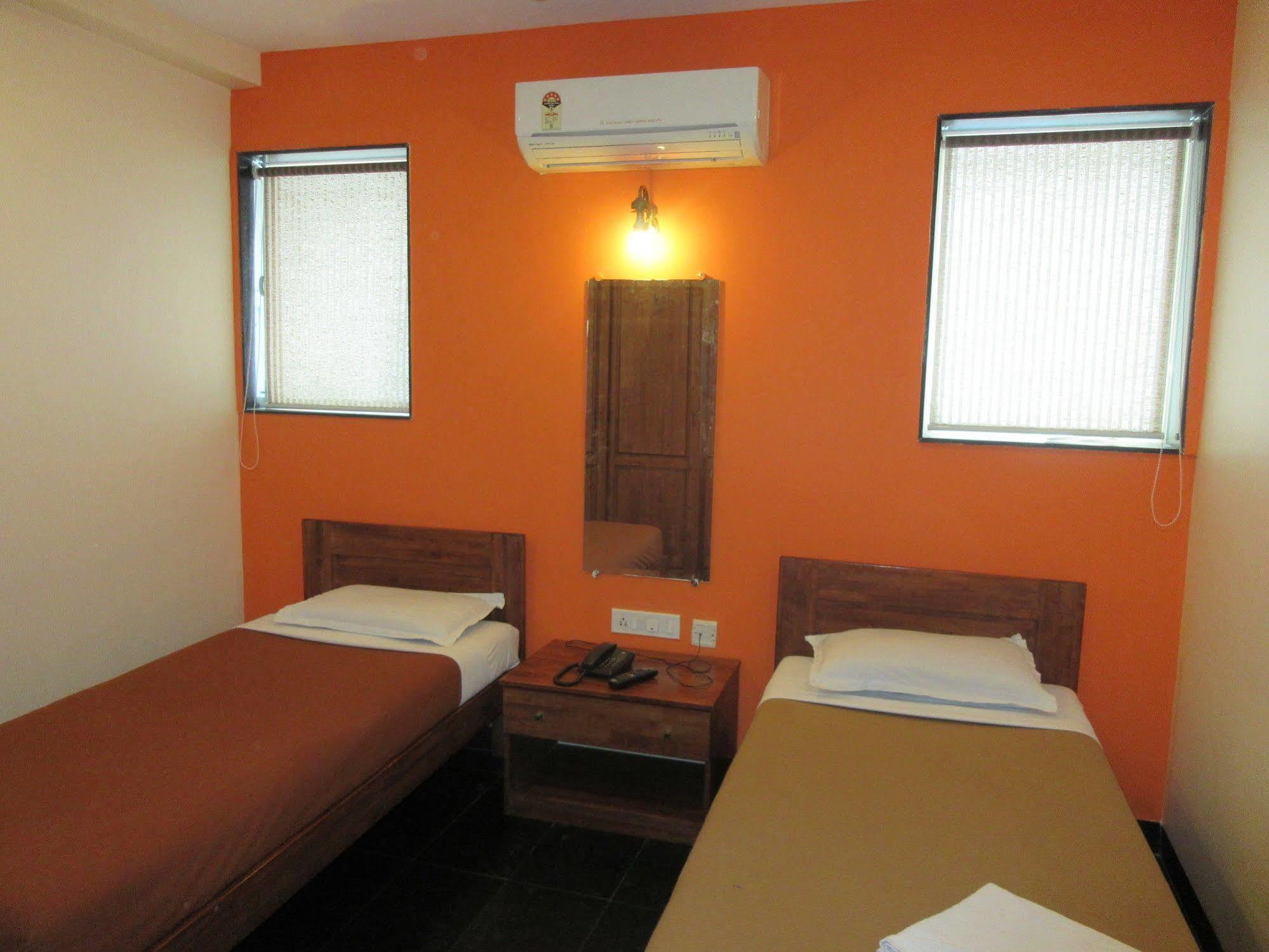 Hotel Q Deck Mumbai Exterior photo