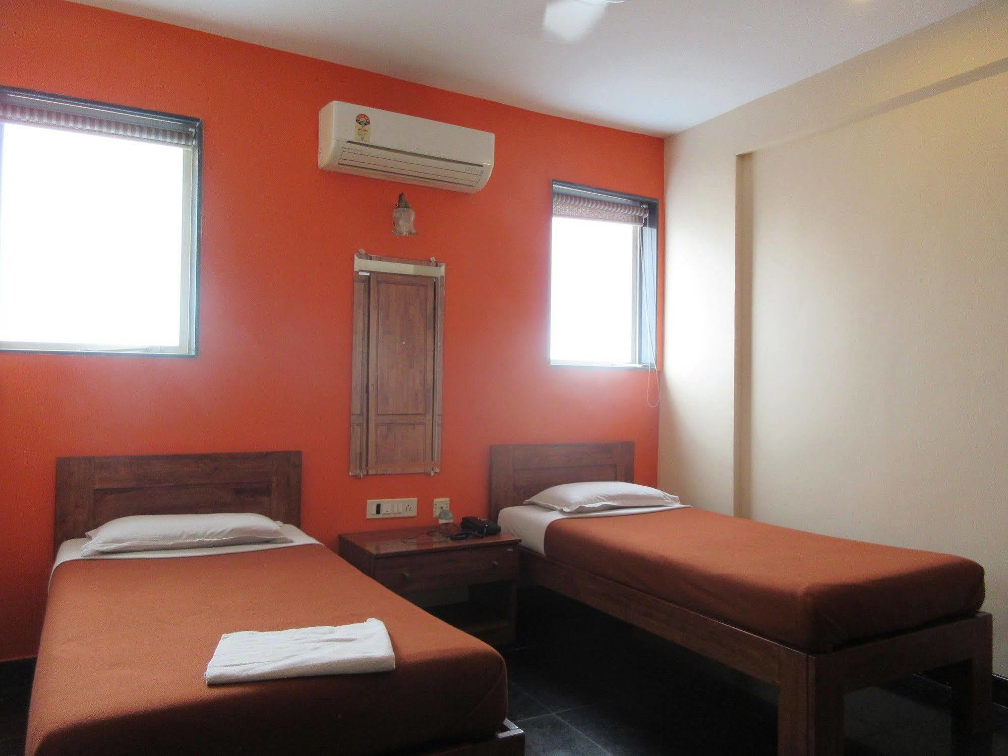 Hotel Q Deck Mumbai Exterior photo