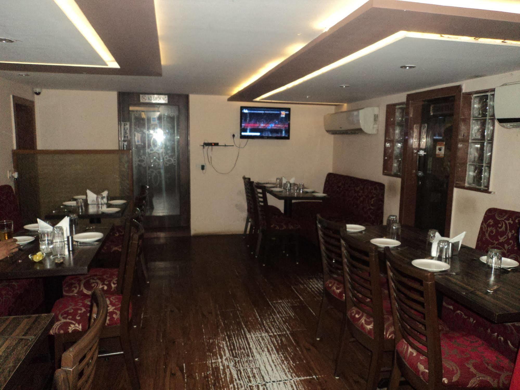 Hotel Q Deck Mumbai Exterior photo