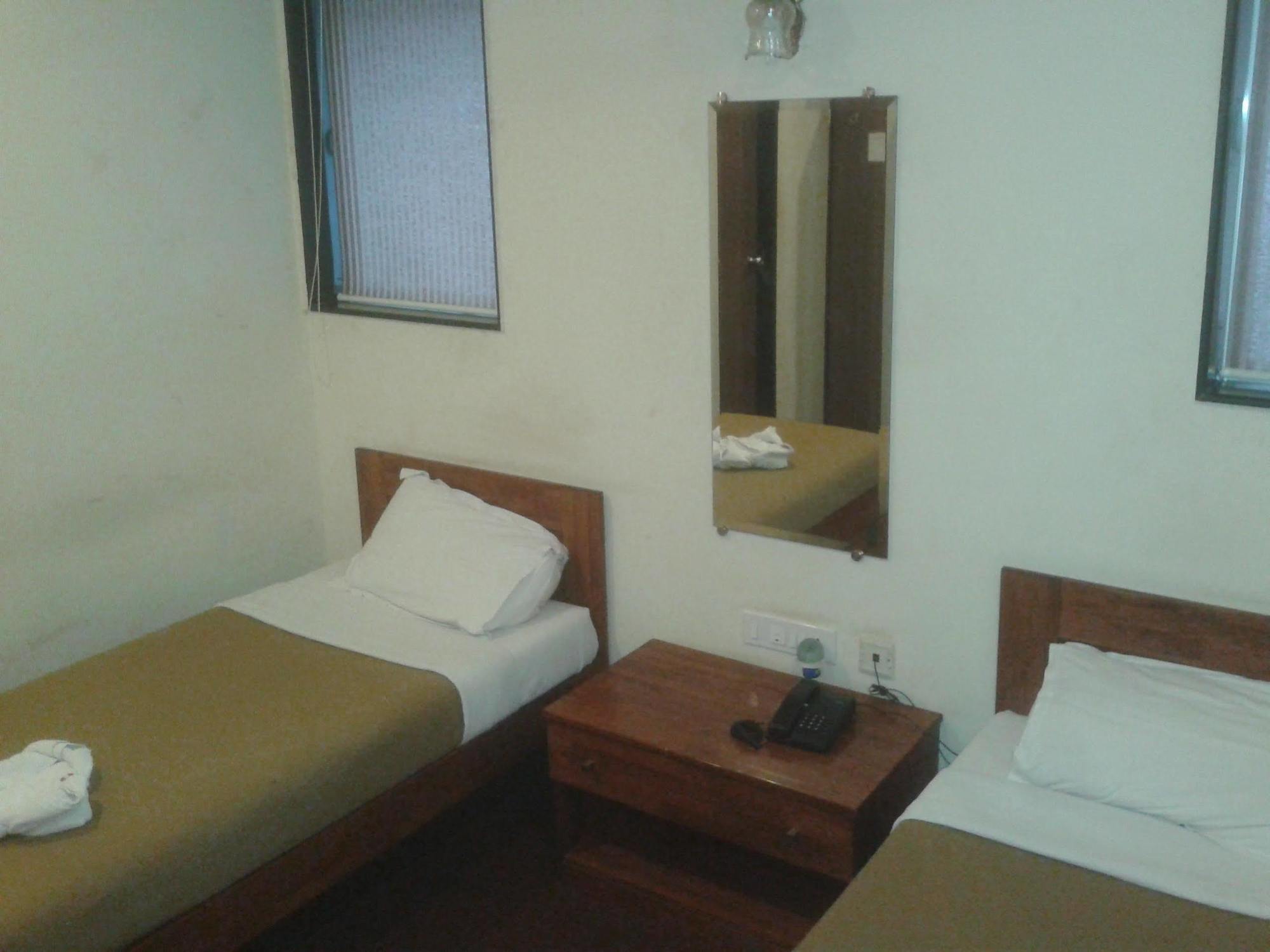 Hotel Q Deck Mumbai Exterior photo